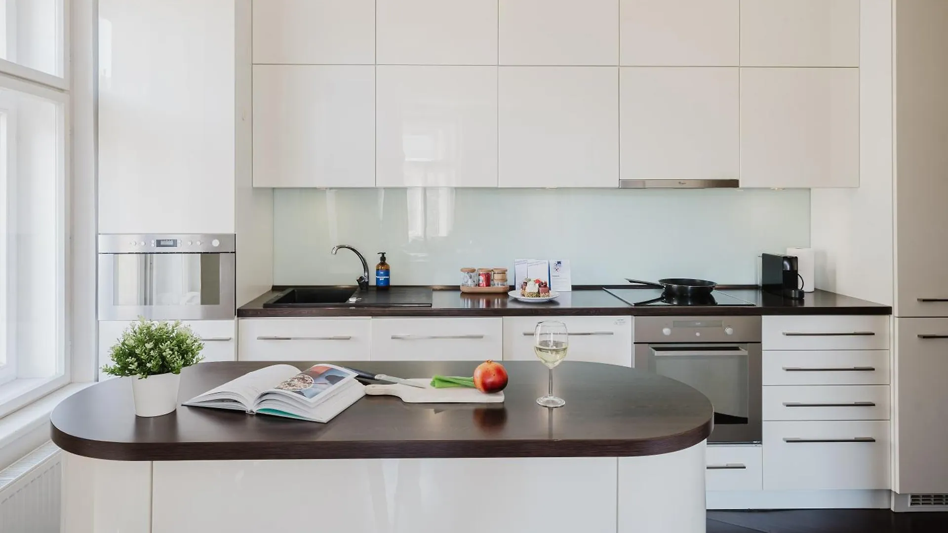 Prague Days - Stylish Apartment - Netflix - Hip District 0*,  Czech Republic